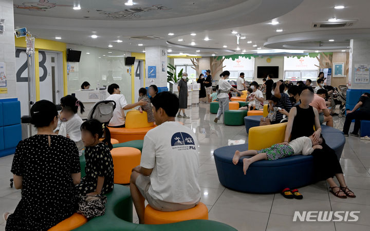 [광주=뉴시스] 김혜인 기자 = 광주 광산구 한 종합병원 소아청소년과에서 보호자가 자녀의 호흡기 질환 진료를 위해 대기하고 있다. 기사 내용과 직접적인 관련 없음. 2024.07.31. hyein0342@newsis.com