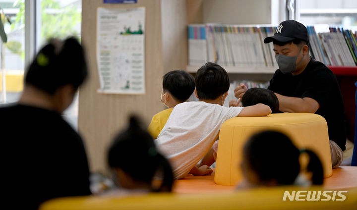 [광주=뉴시스] 2024년 7월 31일 오전 광주 광산구 한 종합병원 소아청소년과에서 보호자가 자녀의 진료를 위해 대기하고 있는 모습. (사진=뉴시스 DB) 2024.07.31. photo@newsis.com