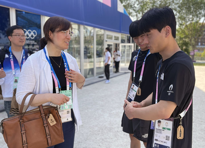 [서울=뉴시스] 김금보 기자 = 장미란 문화체육관광부 제2차관이 지난 7월30일(현지시간) 프랑스 파리 올림픽 선수촌을 방문해 남자 다이빙 국가대표 이재경 선수와 김영택 선수를 격려하고 있다. (사진=문화체육관광부 제공) 2024.07.31. photo@newsis.com *재판매 및 DB 금지