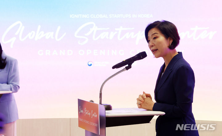 [서울=뉴시스] 이영환 기자 = 오영주 중소벤처기업부 장관이 31일 오전 서울 강남구 팁스타운 S1에서 열린 글로벌스타트업센터 개소식에서 인사말을 하고 있다. 2024.07.31. 20hwan@newsis.com