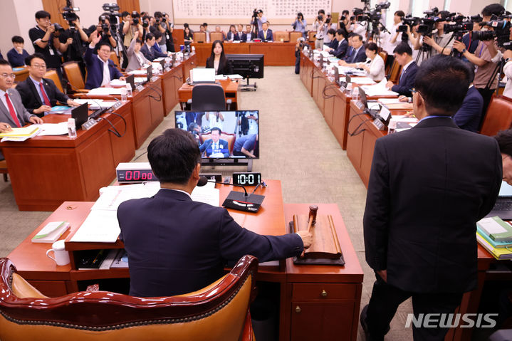 [서울=뉴시스] 조성우 기자 = 정청래 국회 법제사법위원회 위원장이 31일 오전 서울 여의도 국회에서 열린 법제사법위원회 전체회의에서 2024년 민생회복지원금 지급을 위한 특별조치법안, 노동조합 및 노동관계조정법 일부개정법률안(노란봉투법)을 상정하며 의사봉을 두드리고 있다. 2024.07.31. xconfind@newsis.com