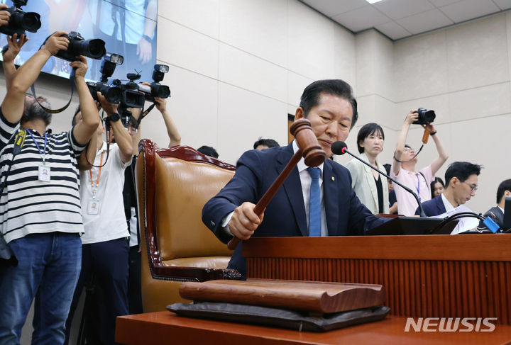 [서울=뉴시스] 조성우 기자 = 정청래 국회 법제사법위원회 위원장이 지난달 31일 오전 서울 여의도 국회에서 열린 법제사법위원회 전체회의에서 개의 선언을 하며 의사봉을 두드리고 있다. 2024.07.31. xconfind@newsis.com