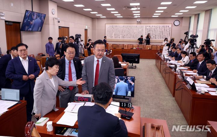 [서울=뉴시스] 조성봉 기자 = 유상범 국민의힘 법사위 간사와 의원들이 31일 오전 서울 여의도 국회에서 열린 법제사법위원회에서 정청래 법사위원장에게 의사진행 관련 항의를 하고 있다. 2024.07.31. suncho21@newsis.com