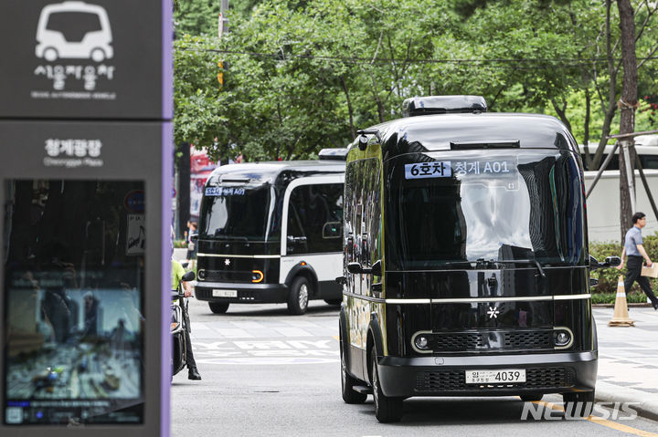 [서울=뉴시스] 추상철 기자 = 31일 오전 서울 중구 청계광장에서 열린 자율주행 산업발전을 위한 실증 현장에서 이종호 과학기술정보통신부 장관과 고학수 개인정보위원장이 탄 자율주행 버스가 운행되고 있다. (공동취재) 2024.07.31. photo@newsis.com