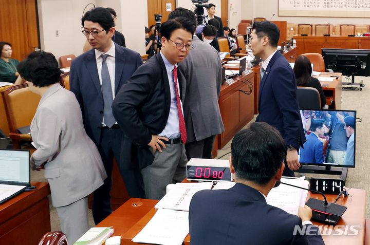 [서울=뉴시스] 조성봉 기자 = 곽규택 국민의힘 의원이 31일 오전 서울 여의도 국회에서 열린 법제사법위원회에서 정청래 법사위원장에게 의사진행 관련 항의를 하고 있다. 2024.07.31. suncho21@newsis.com