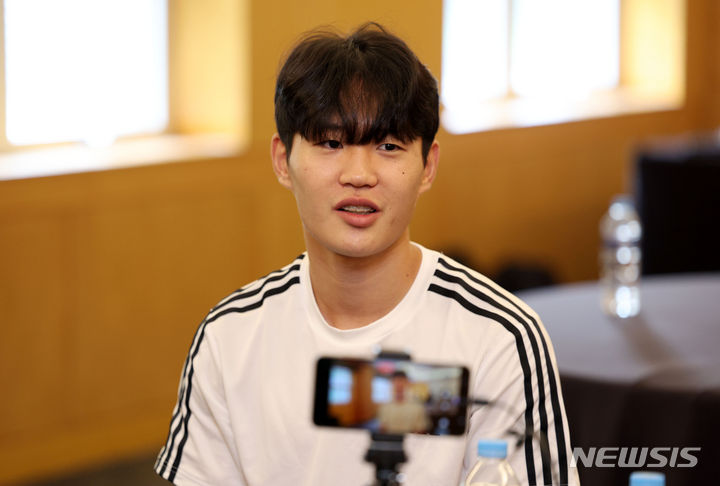 [서울=뉴시스] 김선웅 기자 = 2024 쿠팡플레이 시리즈 토트넘 홋스퍼와의 경기를 앞둔 팀 K리그 정호연 선수(광주)가 31일 서울 강서구 메이필드 호텔에서 기자단과 인터뷰를 하고 있다. 2024.07.31. mangusta@newsis.com