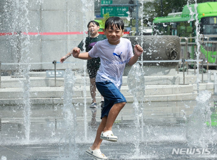 [서울=뉴시스] 고범준 기자 = 장마가 끝나고 무더운 날씨가 이어지는 31일 서울 종로구 광화문광장 분수대에서 어린이들이 물놀이를 하며 더위를 식히고 있다. 2024.07.31. bjko@newsis.com