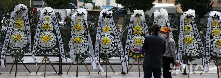 [서울=뉴시스] 추상철 기자 = 31일 오후 서울 용산구 하이브 사옥 앞에 그룹 뉴진스의 팬들이 보낸 근조화환이 놓여 있다. 뉴진스 팬들은 하이브 사옥 앞에서 뉴진스 소속사 어도어 및 민희진 대표를 지지하는 트럭 시위를 벌여 왔으며 이날 근조화환 설치를 하는 등 시위를 이어갔다. 2024.07.31. scchoo@newsis.com