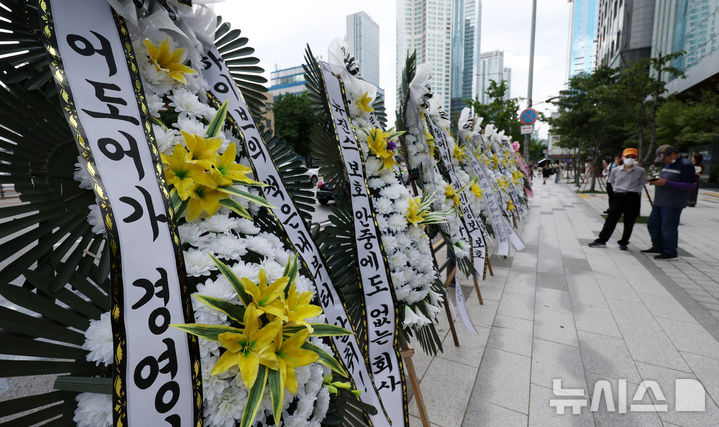 [서울=뉴시스] 추상철 기자 = 31일 오후 서울 용산구 하이브 사옥 앞에 그룹 뉴진스의 팬들이 보낸 근조화환이 놓여 있다. 뉴진스 팬들은 하이브 사옥 앞에서 뉴진스 소속사 어도어 및 민희진 대표를 지지하는 트럭 시위를 벌여 왔으며 이날 근조화환 설치를 하는 등 시위를 이어갔다. 2024.07.31. scchoo@newsis.com