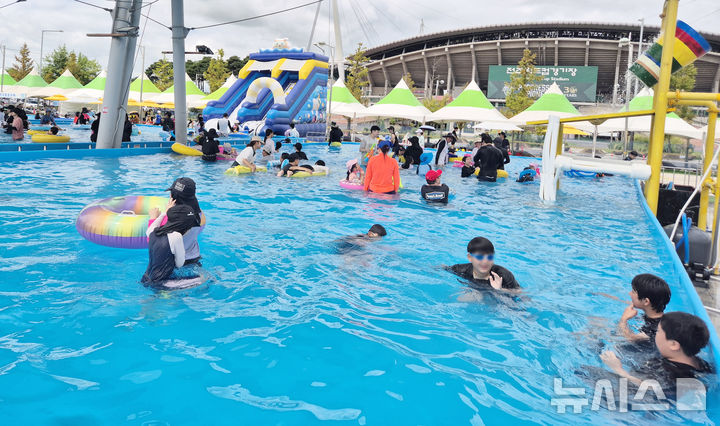 [전주=뉴시스] 김얼 기자 = 연일 무더위가 이어지고 있는 31일 전북 전주시 전주월드컵경기장에 설치된 물놀이장에서 시민들이 물놀이를 하며 더위를 식히고 있다. 2024.07.31. pmkeul@newsis.com