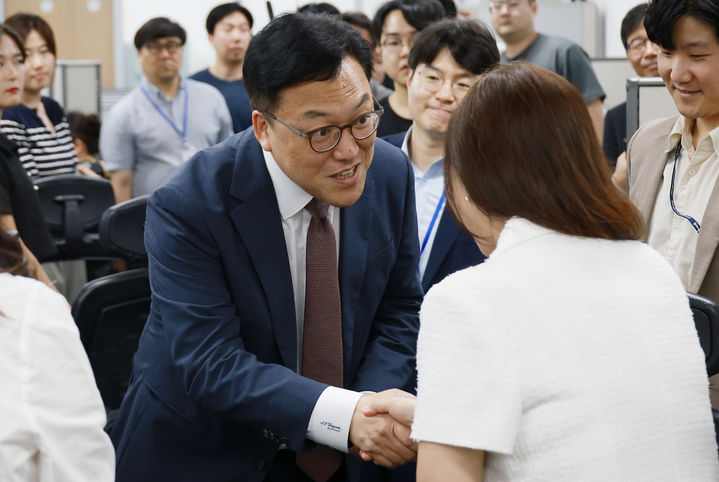 [서울=뉴시스] 정병혁 기자 = 김병환 신임 금융위원장이 31일 오후 서울 종로구 정부서울청사에서 열린 취임식에서 직원 및 기자단과 인사를 나누고 있다.(사진=금융위원회 제공) 2024.07.31. photo@newsis.com *재판매 및 DB 금지