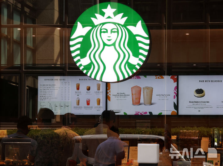 [서울=뉴시스] 추상철 기자 = 31일 오후 서울시내 한 스타벅스 매장에서 시민들이 음료를 주문하고 있다. 스타벅스는 2022년 이후 2년만인 내달 2일부터 커피 등 음료 가격을 조정할 예정이다. 2024.07.31. scchoo@newsis.com