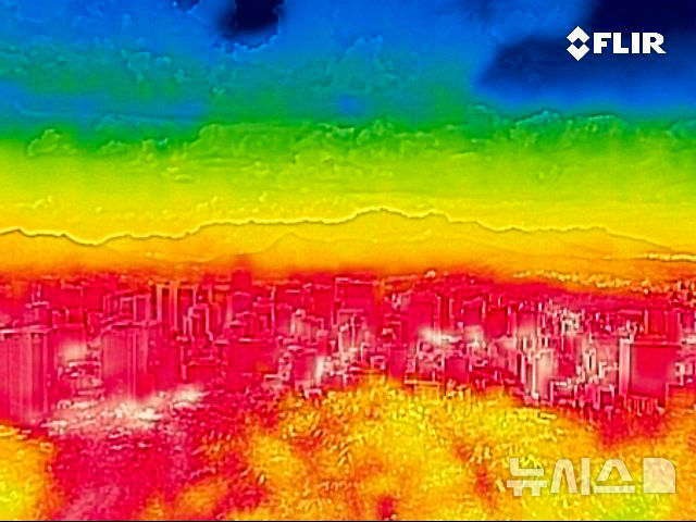 [서울=뉴시스] 김근수 기자 = 폭염이 연일 지속되는 지난달 31일 서울 중구 남산에서 바라본 서울 시내가 빨갛게 보이고 있다.열화상 카메라로 촬영한 사진은 온도가 높을수록 붉은색, 낮을수록 푸른색을 나타낸다. 2024.07.31. ks@newsis.com