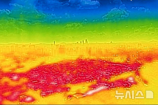 [서울=뉴시스] 김근수 기자 = 폭염이 연일 지속되는 31일 서울 중구 남산에서 바라본 서울 시내가 빨갛게 보이고 있다.  열화상 카메라로 촬영한 사진은 온도가 높을수록 붉은색, 낮을수록 푸른색을 나타낸다. 2024.07.31. ks@newsis.com