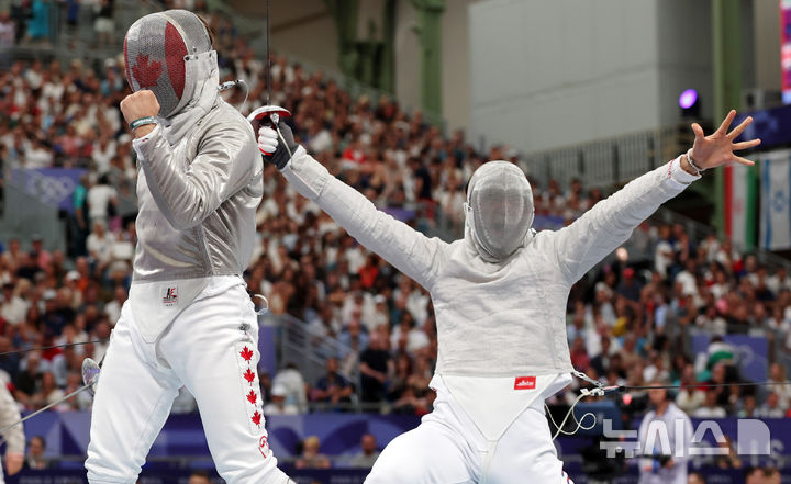 [파리=뉴시스] 김진아 기자 = 오상욱이 31일(현지시각) 프랑스 파리 그랑 팔레에서 열린 2024 파리 올림픽 펜싱 남자 사브르 단체 8강 캐나다와의 경기에서 공격에 성공한 뒤 기뻐하고 있다. 2024.07.31. bluesoda@newsis.com