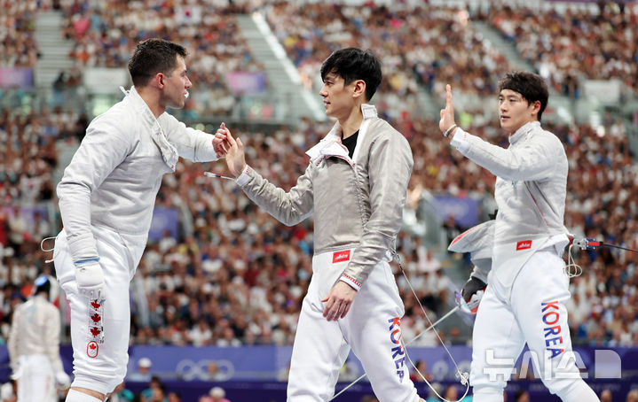 [파리=뉴시스] 김진아 기자 = 오상욱, 구본길이 31일(현지시각) 프랑스 파리 그랑 팔레에서 열린 2024 파리 올림픽 펜싱 남자 사브르 단체 8강 캐나다와의 경기에서 승리하며 준결승 진출을 확정 지은 뒤 상대 선수와 인사하고 있다. 2024.07.31. bluesoda@newsis.com