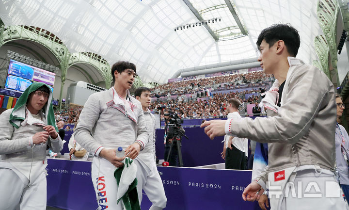 [파리=뉴시스] 김진아 기자 = 오상욱, 구본길, 박상원, 도경동이 31일(현지시각) 프랑스 파리 그랑 팔레에서 열린 2024 파리 올림픽 펜싱 남자 사브르 단체 8강 캐나다와의 경기에서 승리한 뒤 경기장을 나서고 있다. 2024.07.31. bluesoda@newsis.com