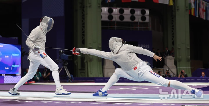 [파리=뉴시스] 김진아 기자 = 오상욱이 31일(현지시각) 프랑스 파리 그랑 팔레에서 열린 2024 파리 올림픽 펜싱 남자 사브르 단체 준결승 프랑스와의 경기에서 공격을 성공시키고 있다. 2024.07.31. bluesoda@newsis.com