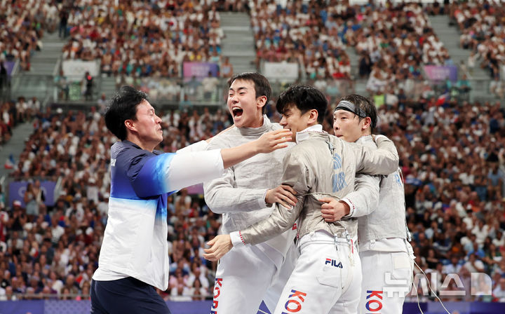 [파리=뉴시스] 김진아 기자 = 구본길, 박상원, 도경동이 31일(현지시각) 프랑스 파리 그랑 팔레에서 열린 2024 파리 올림픽 펜싱 남자 사브르 단체 준결승 프랑스와의 경기에서 승리하며 결승 진출을 확정 지은 뒤 환호하고 있다. 2024.07.31. bluesoda@newsis.com