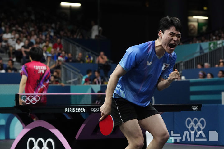 [파리=AP/뉴시스] 탁구 국가대표 장우진이 31일(한국시각) 11시 프랑스 파리의 사우스 파리 아레나4에서 열린 '2024 파리올림픽' 남자 단식 16강전에서 일본의 도가미 슌스케에 4-0(11-7 18-16 12-10 11-9) 승리를 거둔 뒤 환호하고 있다. 2024.08.01.