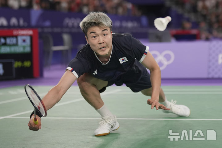 [파리=AP/뉴시스] 배드민턴 국가대표 전혁진(요넥스)이 31일(한국시각) 프랑스 파리의 포르트 드 라샤펠 아레나에서 열린 '2024 파리올림픽' 배드민턴 남자 단식 조별 예선 J조 최종 2차전에서 일본의 고다이 나라오카와 경기를 펼치고 있다. 2024.08.01.