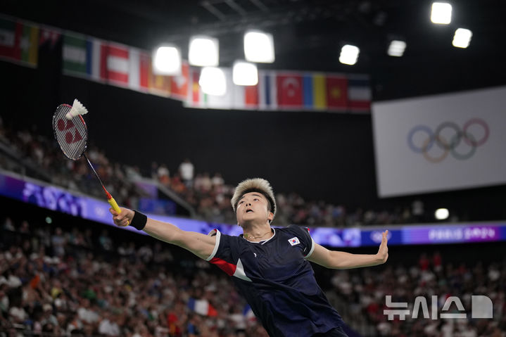 [파리=AP/뉴시스] 배드민턴 국가대표 전혁진(요넥스)이 31일(한국시각) 프랑스 파리의 포르트 드 라샤펠 아레나에서 열린 '2024 파리올림픽' 배드민턴 남자 단식 조별 예선 J조 최종 2차전에서 일본의 고다이 나라오카와 경기를 펼치고 있다. 2024.08.01.