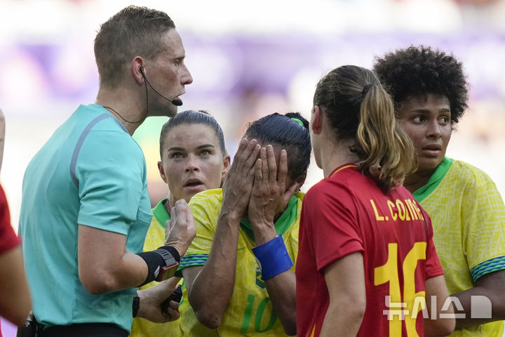 [보르도=AP/뉴시스] 브라질이 2024 파리 올림픽 축구 여자 경기에서 자국 선수에게 레드카드를 주고 출전을 정지한 국제축구연맹에 항소했다. 사진은 지난달 31일 프랑스 보르도에서 열린 대회 축구 여자 C조 브라질과 스페인의 경기 도중 마르타(가운데)가 주심으로부터 레드카드를 받은 뒤 얼굴을 감싸고 있는 모습. 2024.08.06.