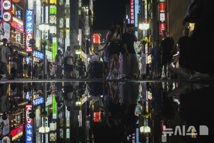 [도쿄=AP/뉴시스]지난해 7월31일 도쿄 신주쿠 유흥가 가부키초 거리의 모습.