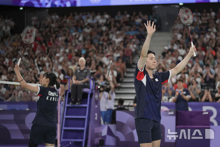 [파리=AP/뉴시스] 배드민턴 국가대표 서승재와 채유정이 1일(한국시각) 프랑스 파리의 포르트 드 라샤펠 아레나에서 열린 '2024 파리올림픽' 배드민턴 혼합 복식 8강전에서 홍콩의 탕춘만-체잉수엣 조에 승리를 거두고 관중들에게 인사하고 있다. 2024.08.01.