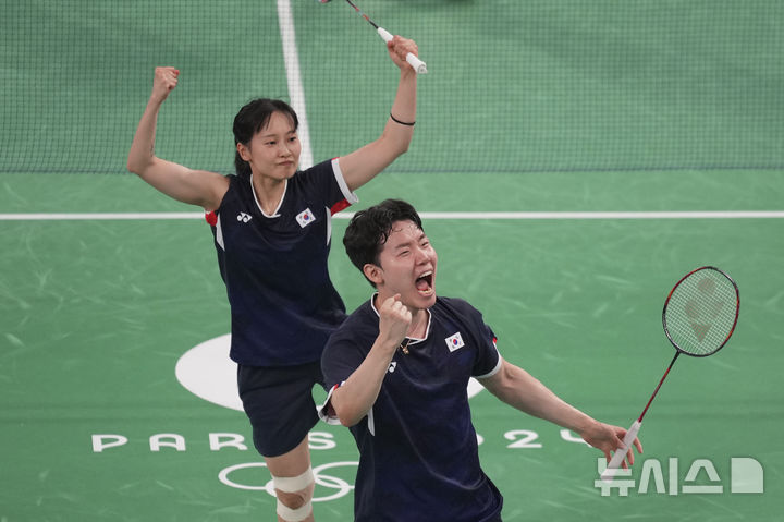 [파리=AP/뉴시스] 배드민턴 국가대표 서승재와 채유정이 1일(한국시각) 프랑스 파리의 포르트 드 라샤펠 아레나에서 열린 '2024 파리올림픽' 배드민턴 혼합 복식 8강전에서 홍콩의 탕춘만-체잉수엣 조에 승리를 거두고 환호하고 있다. 2024.08.01.