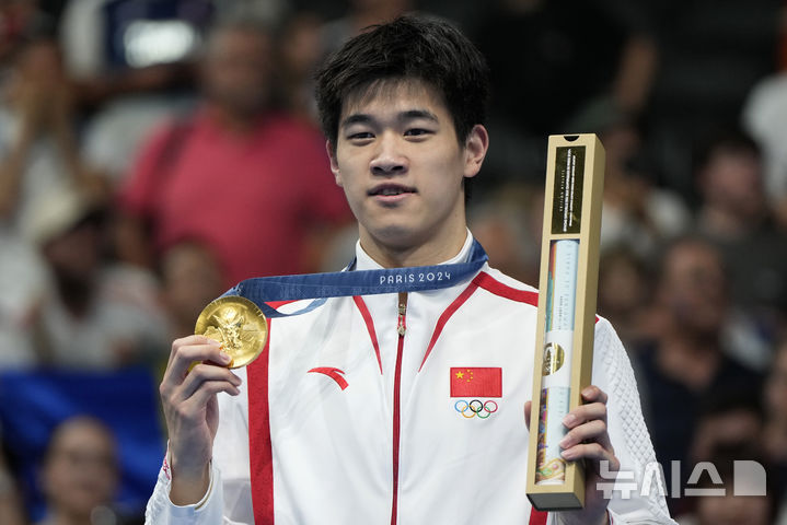 [파리=AP/뉴시스] 판잔러(중국)가 1일(한국시각) 프랑스 파리 라데팡스 아레나에서 열린 2024 파리 올림픽 수영 경영 남자 자유형 100m 결승에서 46초40의 세계신기록을 세우며 금메달을 딴 뒤 세리머니를 하고 있다. 2024.08.01