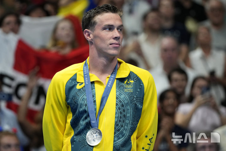 [파리=AP/뉴시스] 호주 수영 대표팀 잭 스터블티-쿡이 1일(한국시각) 프랑스 파리 라데팡스 수영장에서 열린 2024 파리올림픽 수영 경영 남자 평영 200m에 은메달을 획득했다. 2024.08.01.