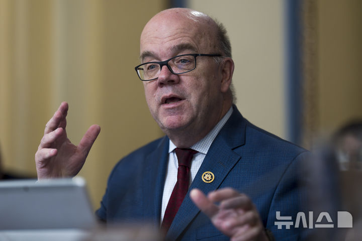 [워싱턴=AP/뉴시스] 중국이 지난 31일 신장위구르와 티베트 및 홍콩 민주화 시위 등 인권 문제와 관련해 중국 정책을 비판해 온 짐 맥거번 미국 하원의원(민주당·매사추세츠)을 제재한다고 밝혔다. 사진은 맥거번 의원이 지난 6월1일 워싱턴DC 국회의사당에서 2024년 회계연도 국방수권법 준비 회의에서 발언하는 모습. 2024.08.01 