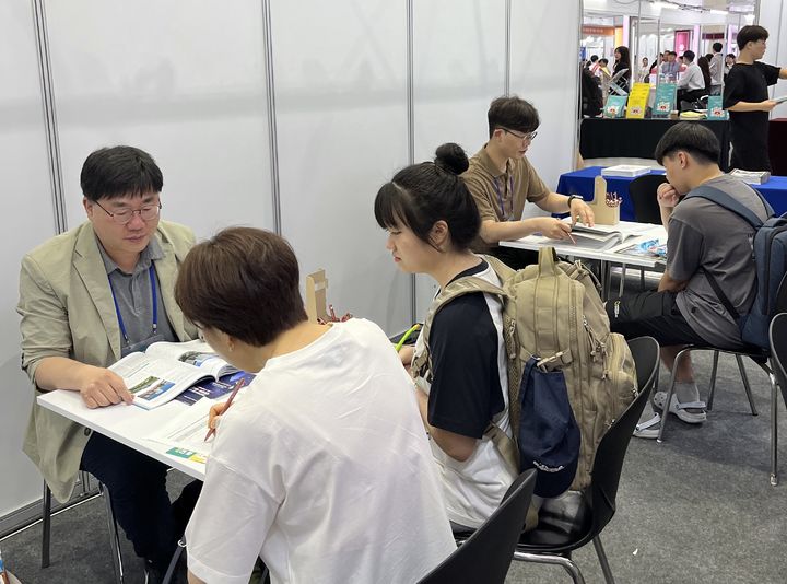 김우석(왼쪽) 입학처장이 입시설명을 하고 있다 (사진=금오공대 제공) *재판매 및 DB 금지