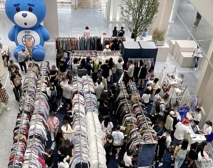 [부산=뉴시스] 부산 롯데백화점 광복점은 오는 2~15일 아쿠아몰 지하1층 분수대 광장에서 '비바무역' 팝업스토어를 연다. 사진은 지난 6월 롯데백화점 동탄점에서 열린 비바무역 팝업스토어 모습. (사진=롯데백화점 제공) *재판매 및 DB 금지