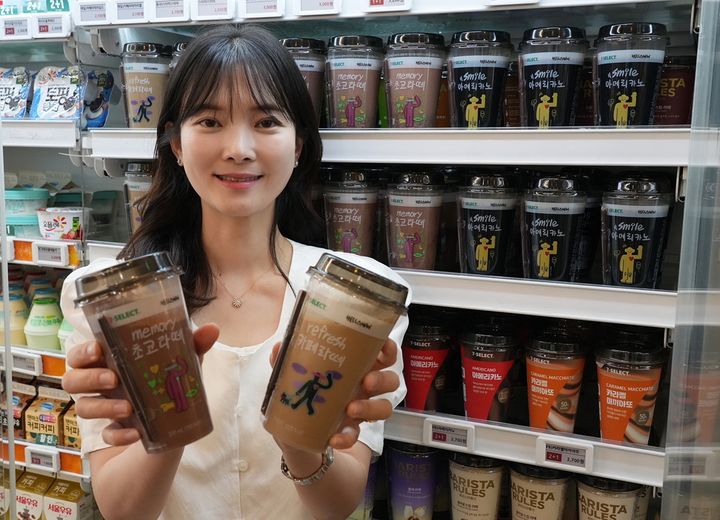 [서울=뉴시스] 세븐일레븐은 자체브랜드(PB) 컵커피의 인기에 '세븐셀렉트 헬로맨 컵커피' 시리즈를 선보인다고 1일 밝혔다. (사진=코리아세븐 제공) *재판매 및 DB 금지