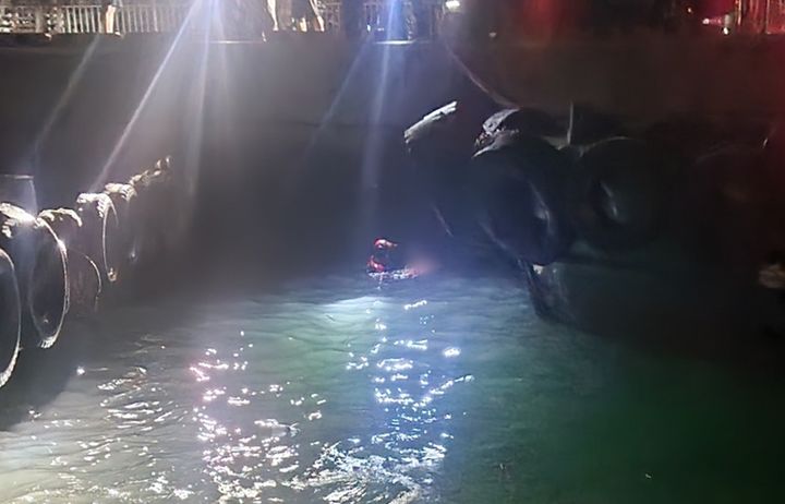 [여수=뉴시스] 여수해경이 1일 새벽 여수시 이순신광장 인근 해상에 추락한 30대를 구조하고 있다. (사진=해경 제공) 2024.08.01. photo@newsis.com *재판매 및 DB 금지