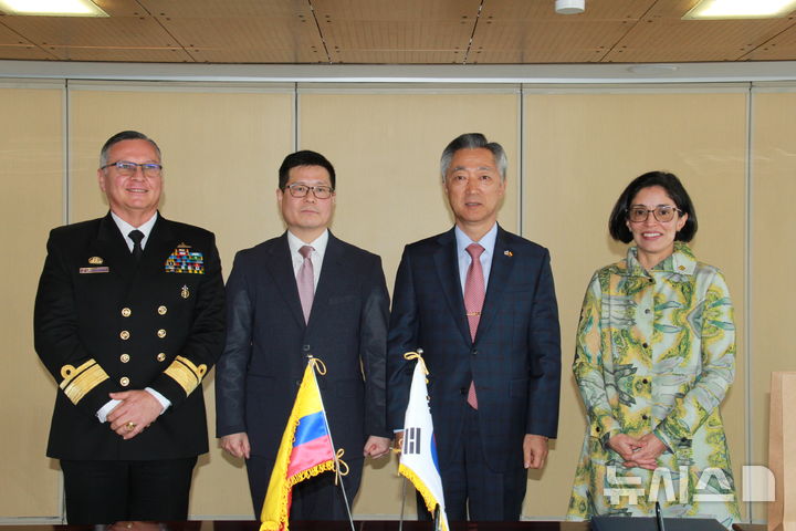 [서울=뉴시스]LIG넥스원은 콜롬비아 해군과 중남미 최상위권 대학으로 꼽히는 로스안데스(Los Andes) 대학간 3자 협력을 위한 양해각서(MOU)를 체결했다고 1일 밝혔다. 왼쪽부터 콜롬비아 해군사령부 하비에르 알폰소 하이메스 삐니야 교육부장, LIG넥스원 한태민 중남미대표사무소장, 주콜롬비아 대한민국 대사관 이왕근 대사, 로스안데스 대학 히메나 우르따도 쁘리에또 부총장 등 주요 관계자들이 기념촬영을 하고 있다. (사진 = LIG넥스원 제공) 2024.08.01. photo@newsis.com