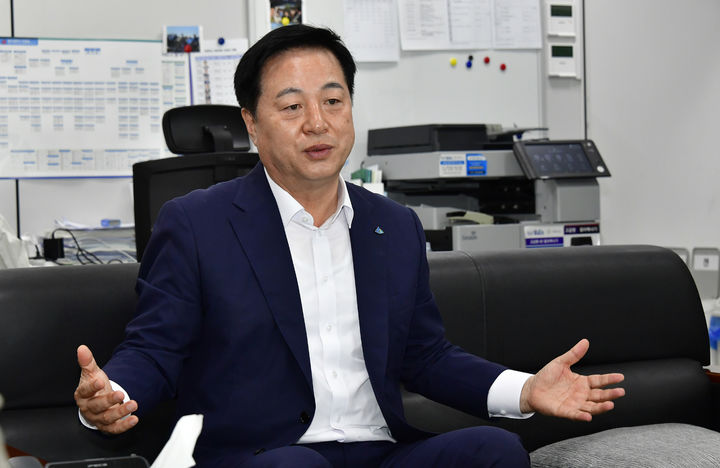 [광주=뉴시스] 김두관 더불어민주당 당대표 후보가 1일 광주시의회에서 기자간담회를 하고 있다. photo@newsis.com *재판매 및 DB 금지