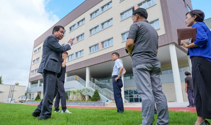 사진은 오는 9.1일 개교하는 신동초를 방문한 신경호 강원특별자치도교육청 교육감. 강원특별자치도교육청 제공. *재판매 및 DB 금지