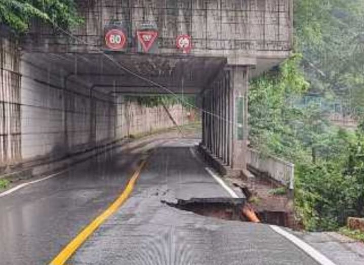 [춘천=뉴시스] 사진은 지난 7월 18일 춘천시 서면 오월리 오월피암터널 인근 국도5호선에서 도로 1차선 20m 가량 유실 현장 모습. 홍천국토관리사무소 제공. *재판매 및 DB 금지