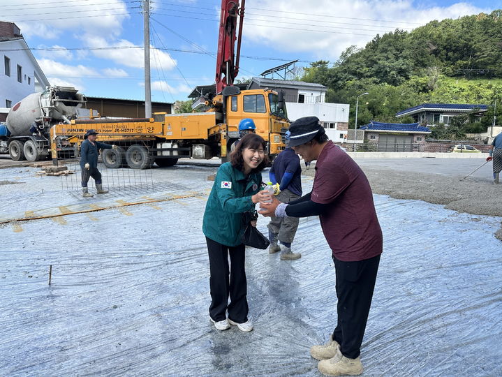 [밀양=뉴시스] 서연주 초동면장이 건설 현장을 방문해 생수를 전달하고 있다. (사진=밀양시 제공) 2024.08.01. photo@newsis.com *재판매 및 DB 금지