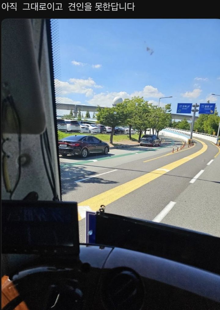 [부산=뉴시스] 온라인 커뮤니티에 올라온 김해공항 도착층 진입로 모습. 현재는 수소차량 1대만 남았다. (사진=X 캡처) 2024.08.01. photo@newsis.com *재판매 및 DB 금지