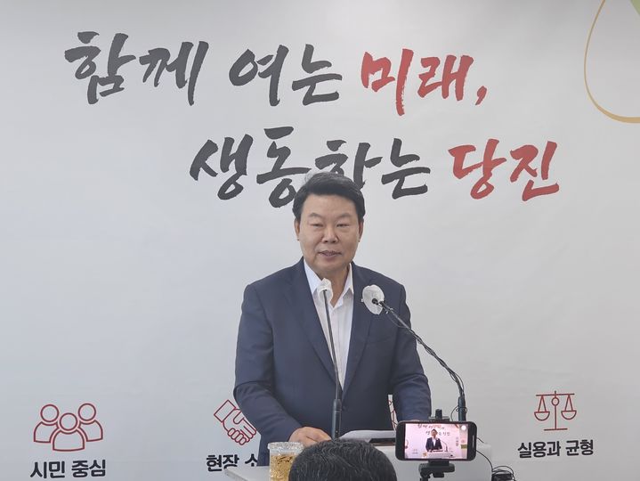 [당진=뉴시스] 김덕진 기자=1일 당진시청 브리핑룸에서 오성환 당진시장이 성모병원 신축 이전 불발 사태와 관련해 시의 입장을 밝히고 있다. 2024.08.01. spark@newsis.com *재판매 및 DB 금지