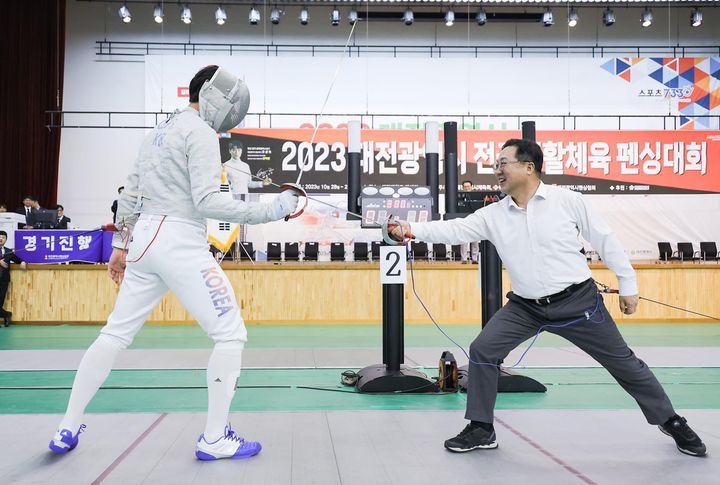 [대전=뉴시스]이장우 대전시장이 2023 대전시 생활체육 펜싱대회에서 오상욱 선수와 대결하는 장면의 기념 사진. 2024. 08. 01  *재판매 및 DB 금지