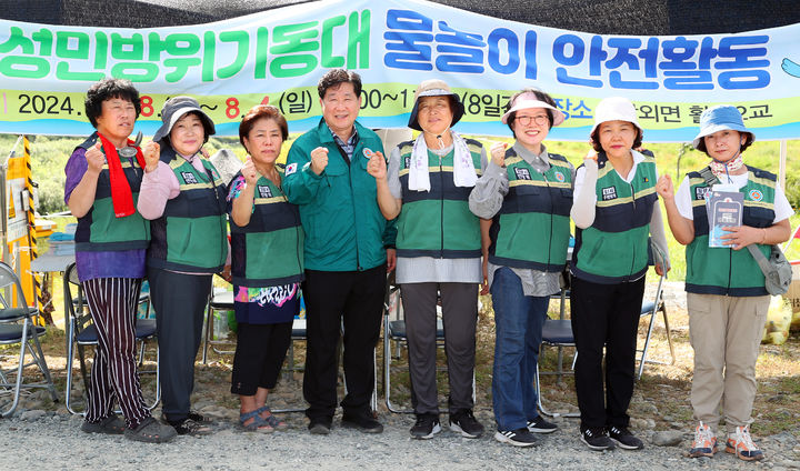 [밀양=뉴시스] 허홍 의장이 여성민방위기동대 근무자들에게 격려하고 있다. (사진=밀양시의회 제공) 2024.08.01. photo@newsis.com *재판매 및 DB 금지