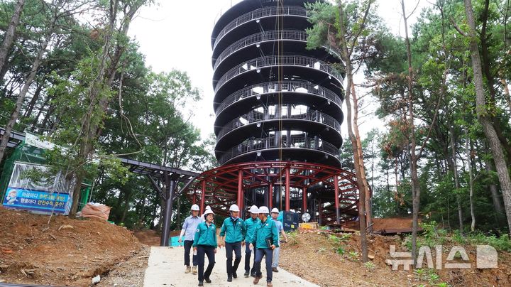 [안성=뉴시스] 김보라 시장 등 관계자들이 금북정맥 하늘전망대를 둘러보고 있다. (사진 = 안성시 제공) 2024.08.01.photo@newsis.com 