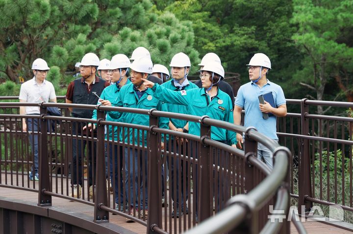 [안성=뉴시스] 김보라 시장(사진 오른쪽에서 두번째)이 오는 8월 완공예정인 하늘전망대를 둘러보고 있다. (2024.08.01) photo@newsis.com 