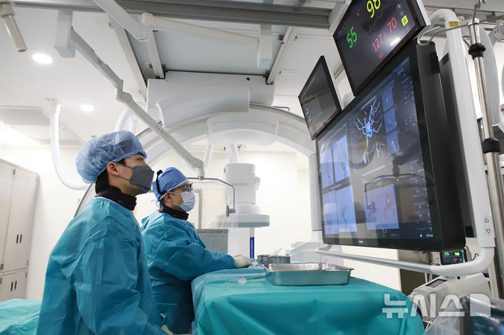 [부천=뉴시스] 순천향대학교 부천병원 신동성 신경외과 교수(심·뇌혈관질환센터 부센터장)가 뇌혈관개통술을 하고 있다. (사진은 순천향대 부천병원 제공) 2024.08.01. photo@newsis.com
