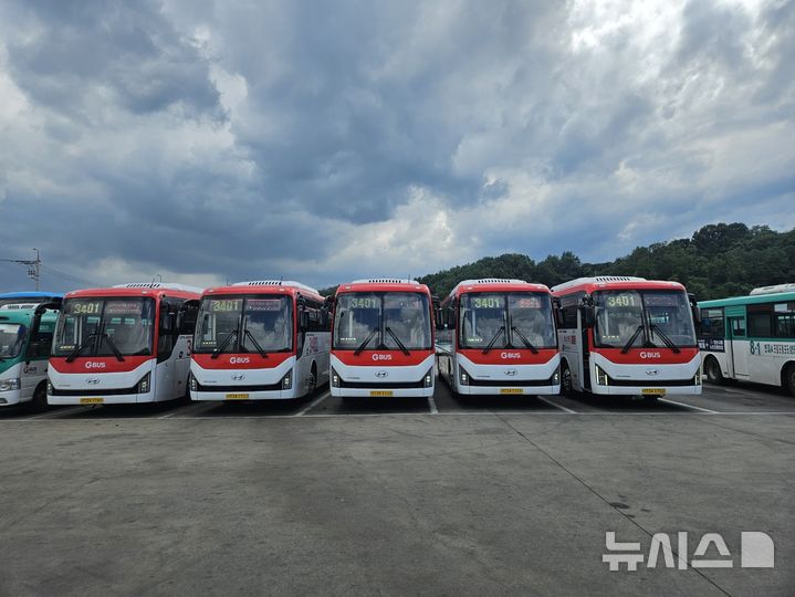 [시흥=뉴시스] '시흥시-광명 KTX역-석수역’ 오가는 광역 버스 노선이 신설된 가운데 해당 버스들이 차고지에 주차해 있다. (사진=시흥시 제공). 2024.08.01photo@newsis.com